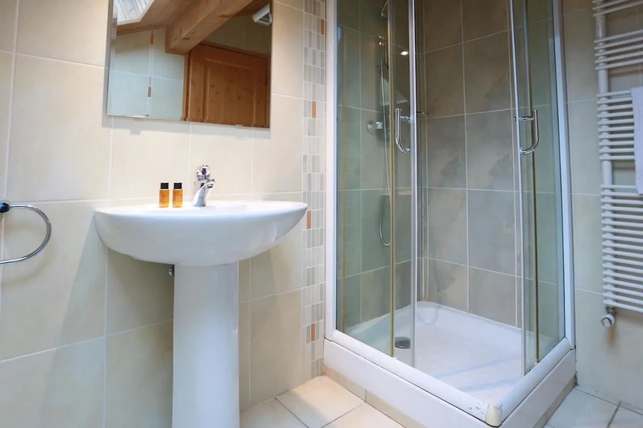 Chamonix Large Chalet, Sleeps 12, 200M2, 5 Bedroom, 4 Bathroom, Garden, Jacuzzi, Sauna Chalet