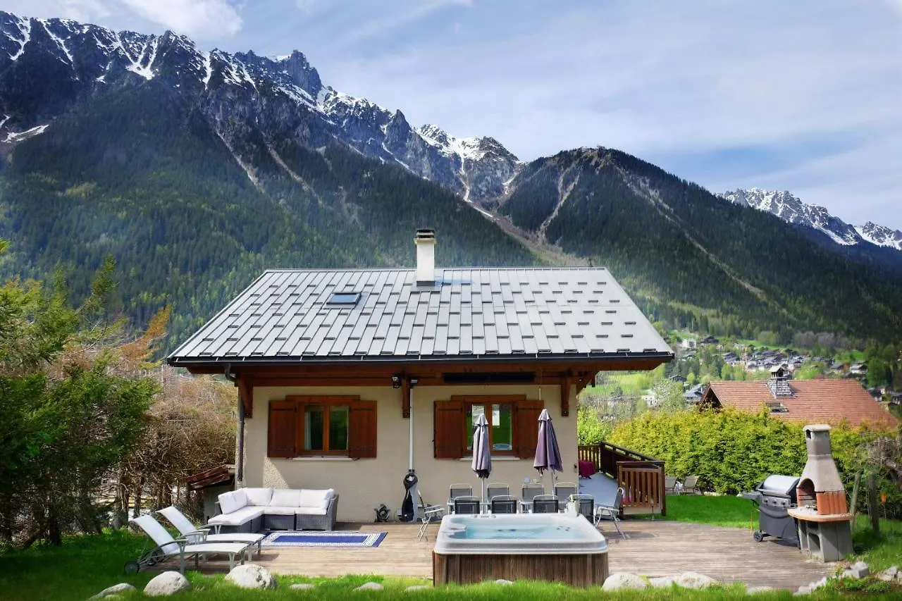 Chamonix Large Chalet, Sleeps 12, 200M2, 5 Bedroom, 4 Bathroom, Garden, Jacuzzi, Sauna Francia