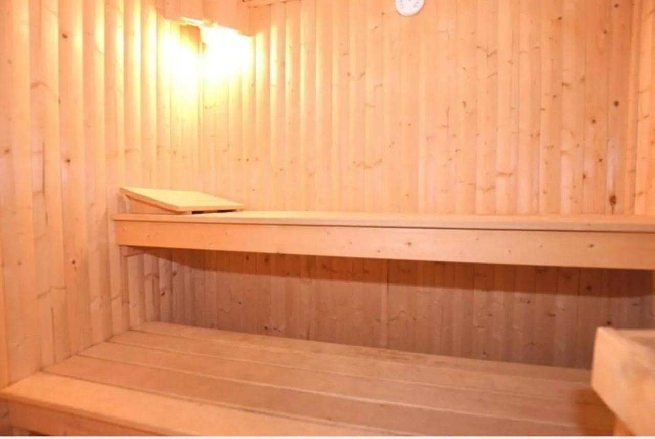 Chamonix Large Chalet, Sleeps 12, 200M2, 5 Bedroom, 4 Bathroom, Garden, Jacuzzi, Sauna