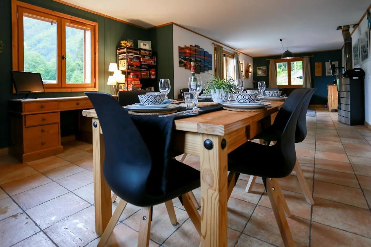 Chamonix Large Chalet, Sleeps 12, 200M2, 5 Bedroom, 4 Bathroom, Garden, Jacuzzi, Sauna Chalet