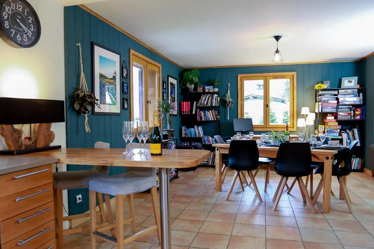 Chamonix Large Chalet, Sleeps 12, 200M2, 5 Bedroom, 4 Bathroom, Garden, Jacuzzi, Sauna