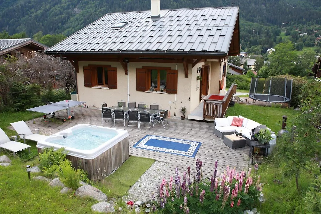 Chamonix Large Chalet, Sleeps 12, 200M2, 5 Bedroom, 4 Bathroom, Garden, Jacuzzi, Sauna