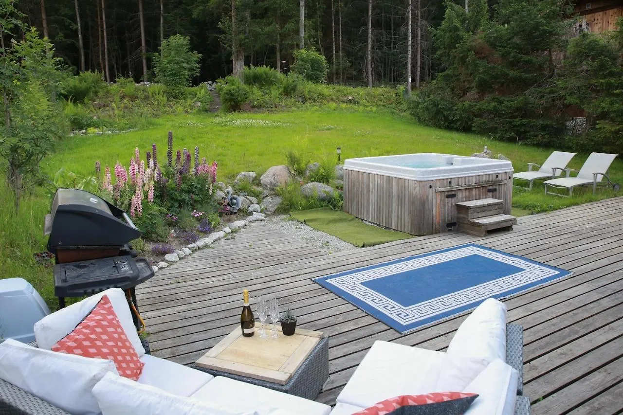 Chamonix Large Chalet, Sleeps 12, 200M2, 5 Bedroom, 4 Bathroom, Garden, Jacuzzi, Sauna