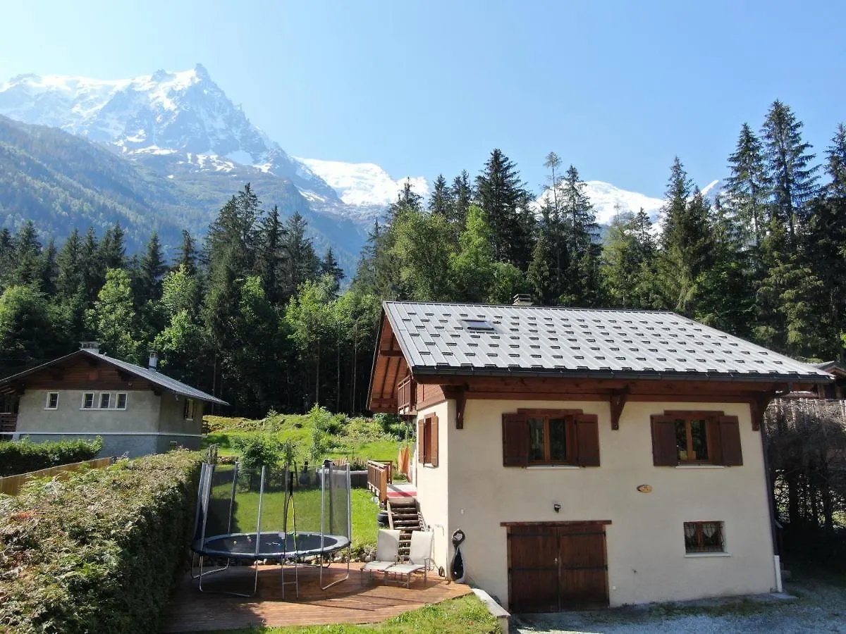 Chamonix Large Chalet, Sleeps 12, 200M2, 5 Bedroom, 4 Bathroom, Garden, Jacuzzi, Sauna Chalet