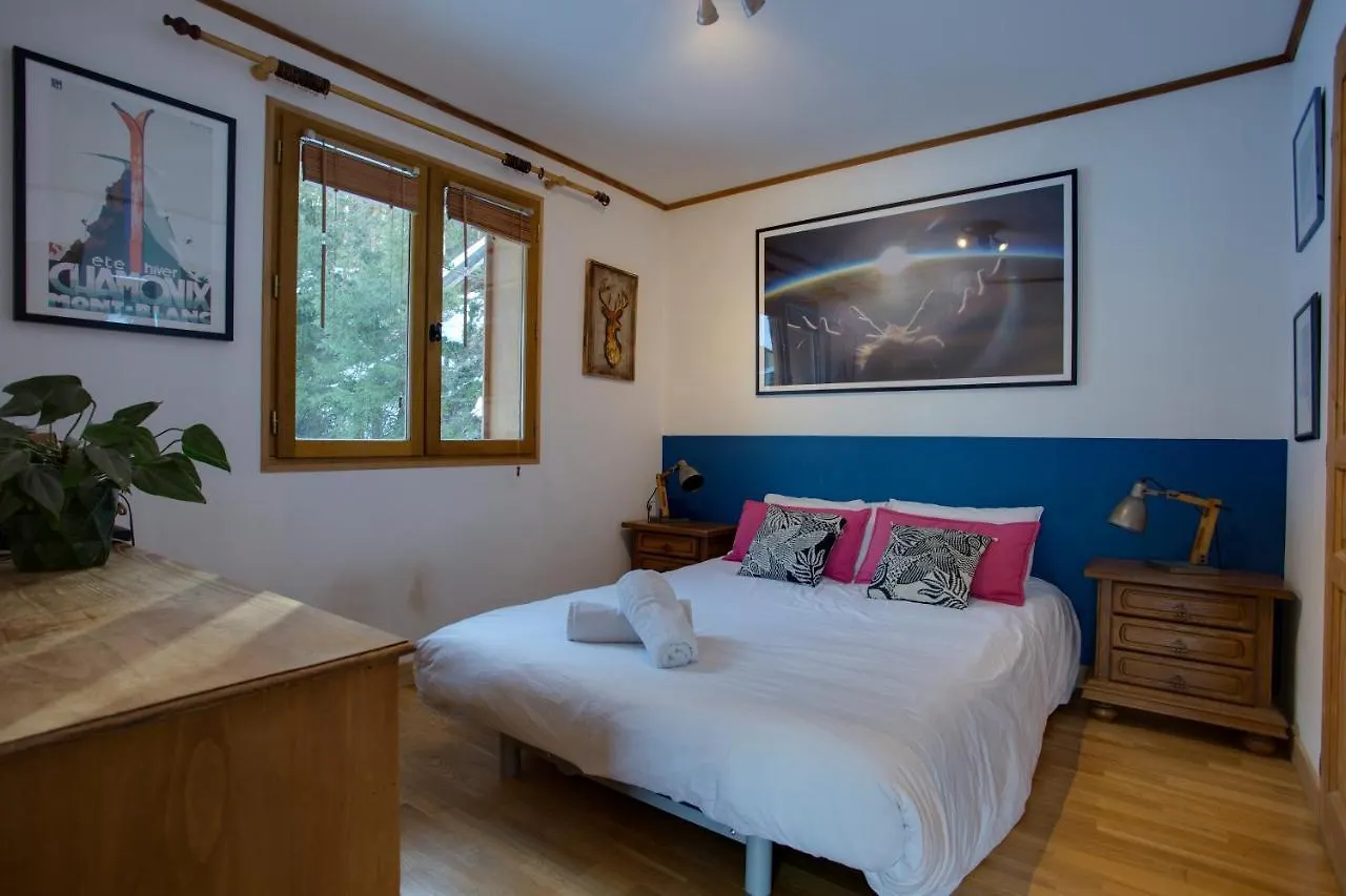 Chamonix Large Chalet, Sleeps 12, 200M2, 5 Bedroom, 4 Bathroom, Garden, Jacuzzi, Sauna Chalet