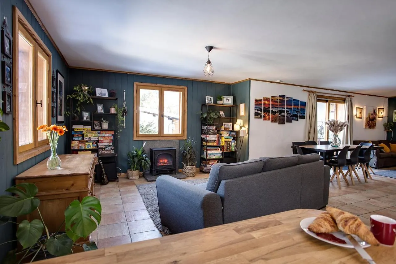 Chamonix Large Chalet, Sleeps 12, 200M2, 5 Bedroom, 4 Bathroom, Garden, Jacuzzi, Sauna