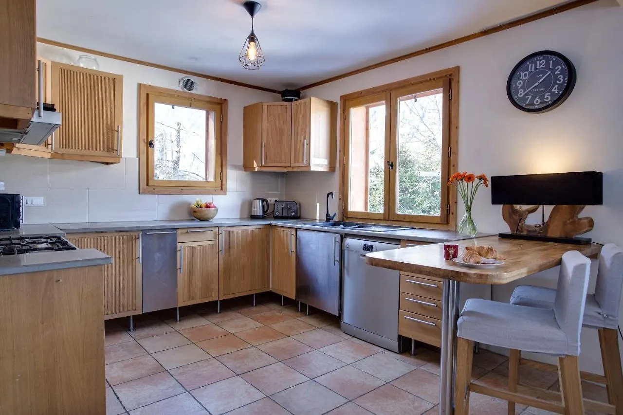 Chamonix Large Chalet, Sleeps 12, 200M2, 5 Bedroom, 4 Bathroom, Garden, Jacuzzi, Sauna Chalet