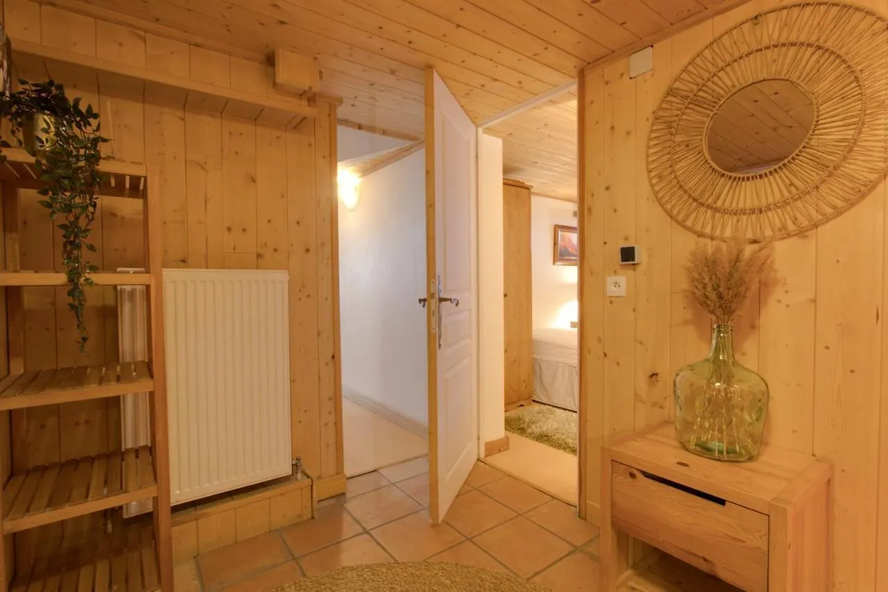 Chamonix Large Chalet, Sleeps 12, 200M2, 5 Bedroom, 4 Bathroom, Garden, Jacuzzi, Sauna