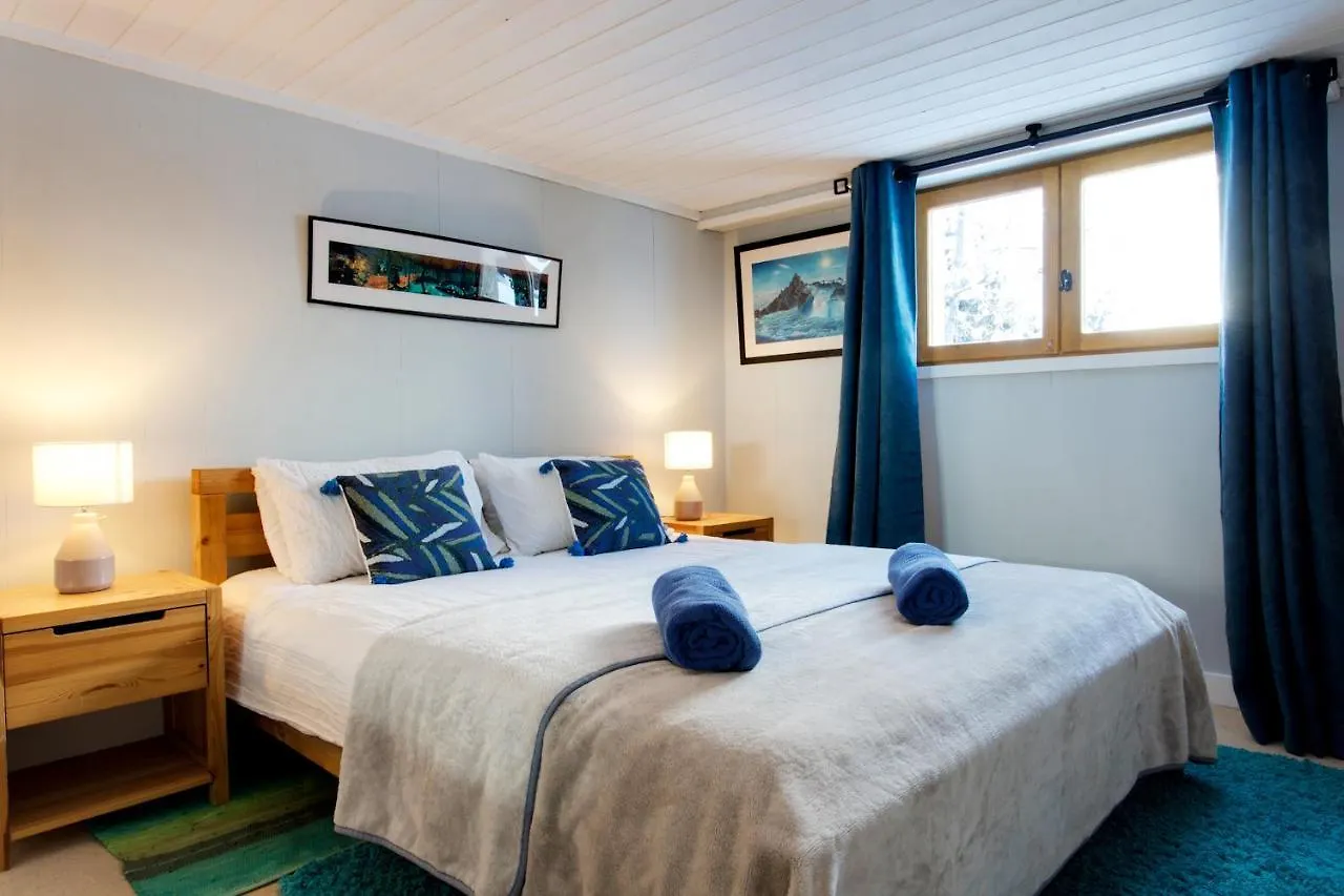 Chamonix Large Chalet, Sleeps 12, 200M2, 5 Bedroom, 4 Bathroom, Garden, Jacuzzi, Sauna France