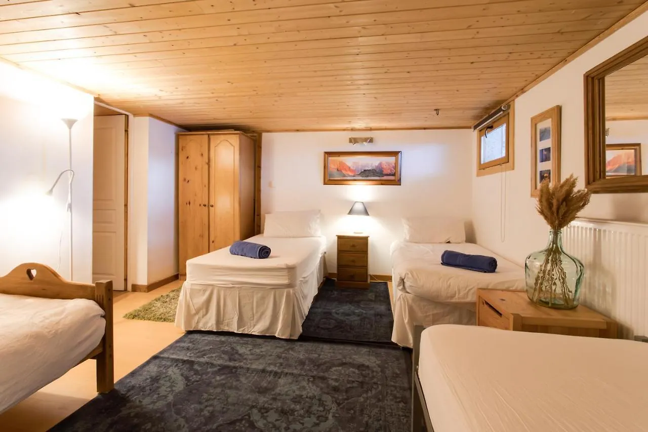 Chamonix Large Chalet, Sleeps 12, 200M2, 5 Bedroom, 4 Bathroom, Garden, Jacuzzi, Sauna 0*,  France